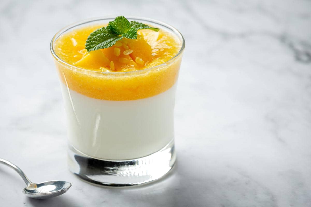 ilustrasi puding mangga yoghurt kelapa