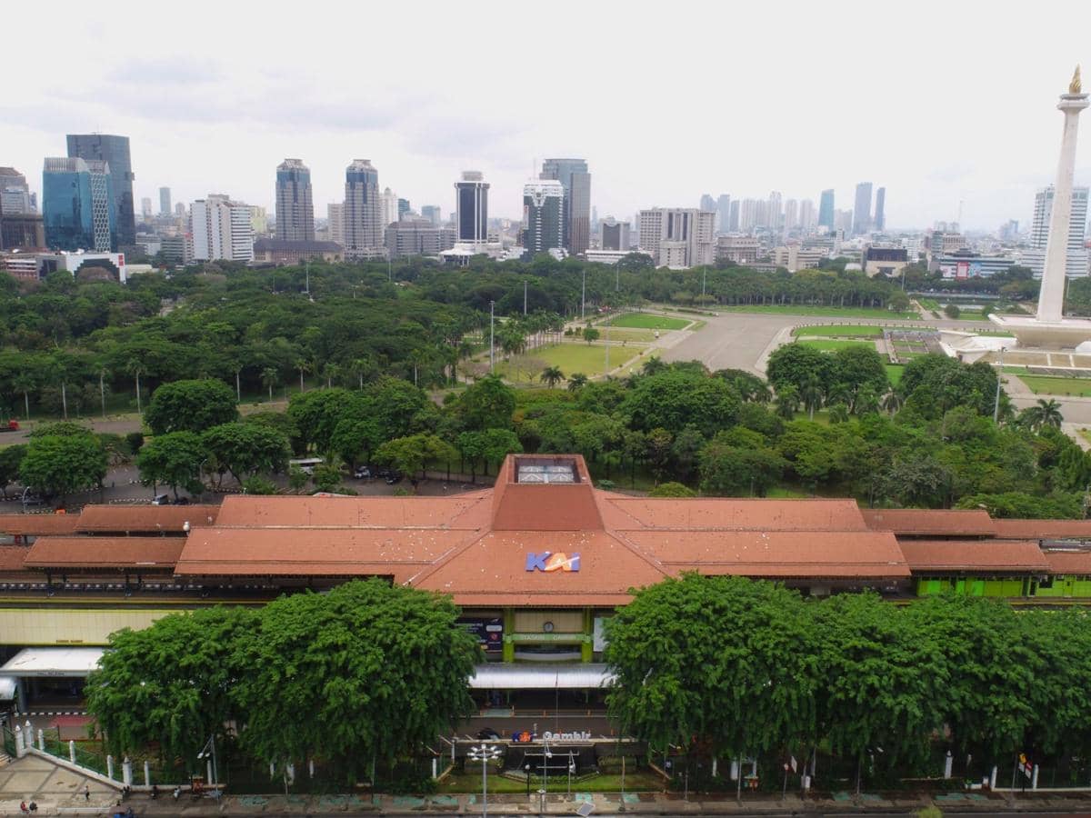Pembaruan plafon di area Stasiun Gambir yang telah dimulai sejak Juli 2026 dalam proyek KAI Properti.