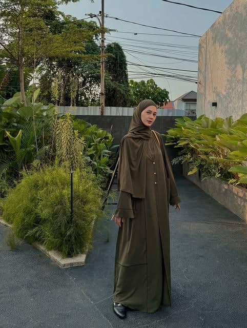 Paula Verhoeven mengenakan abaya dan hijab dalam gaya OOTD yang dibagikan di akun Instagram pribadinya.