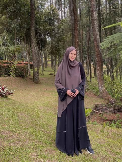 Paula Verhoeven mengenakan abaya dan kerudung untuk gaya OOTD yang elegan serta tampak anggun dalam potret.