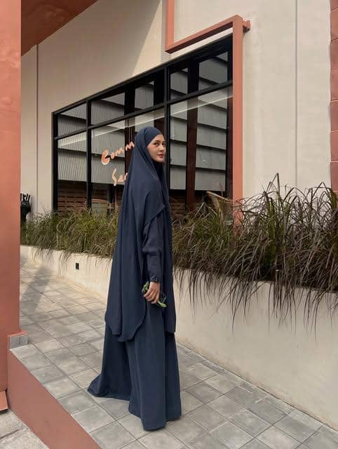 Paula Verhoeven mengenakan abaya sebagai inspirasi OOTD dengan gaya busana muslim yang elegan dan anggun.