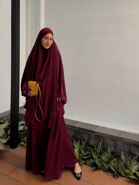 Potret OOTD Paula Verhoeven memakai abaya, menawarkan inspirasi gaya busana muslim yang elegan dan minimalis.