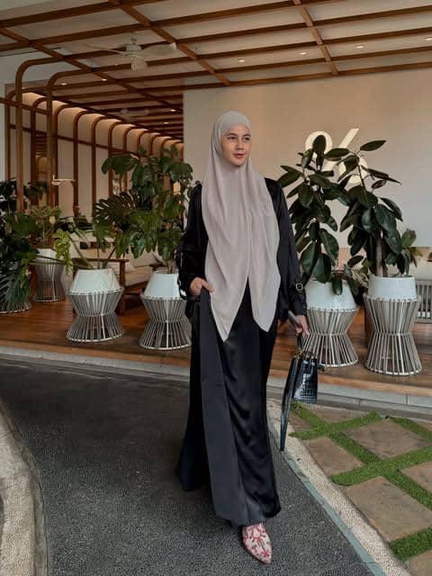 Paula Verhoeven mengenakan abaya bergaya elegan sebagai inspirasi OOTD busana muslim yang anggun dan modern.