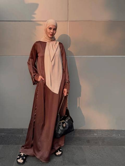 Paula Verhoeven tampil dalam OOTD mengenakan abaya untuk gaya busana muslim yang anggun dan simpel.