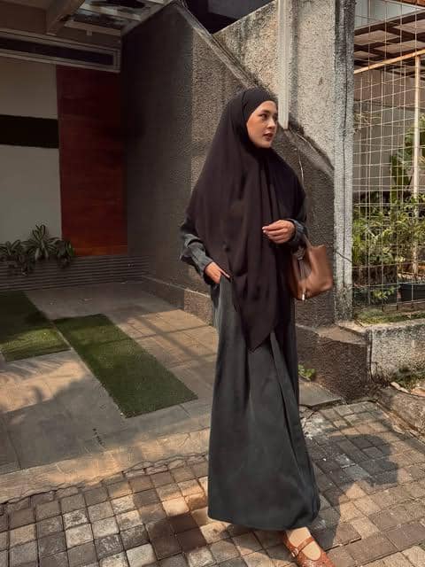Paula Verhoeven tampil mengenakan abaya sebagai inspirasi OOTD busana muslim yang anggun dan tertutup.