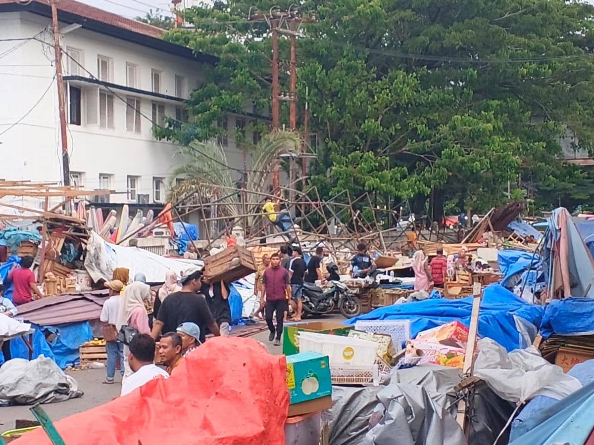 Sejumlah pedagang Pasar Raya Padang menggelar protes penolakan rencana relokasi dan memilih tidak pindah.