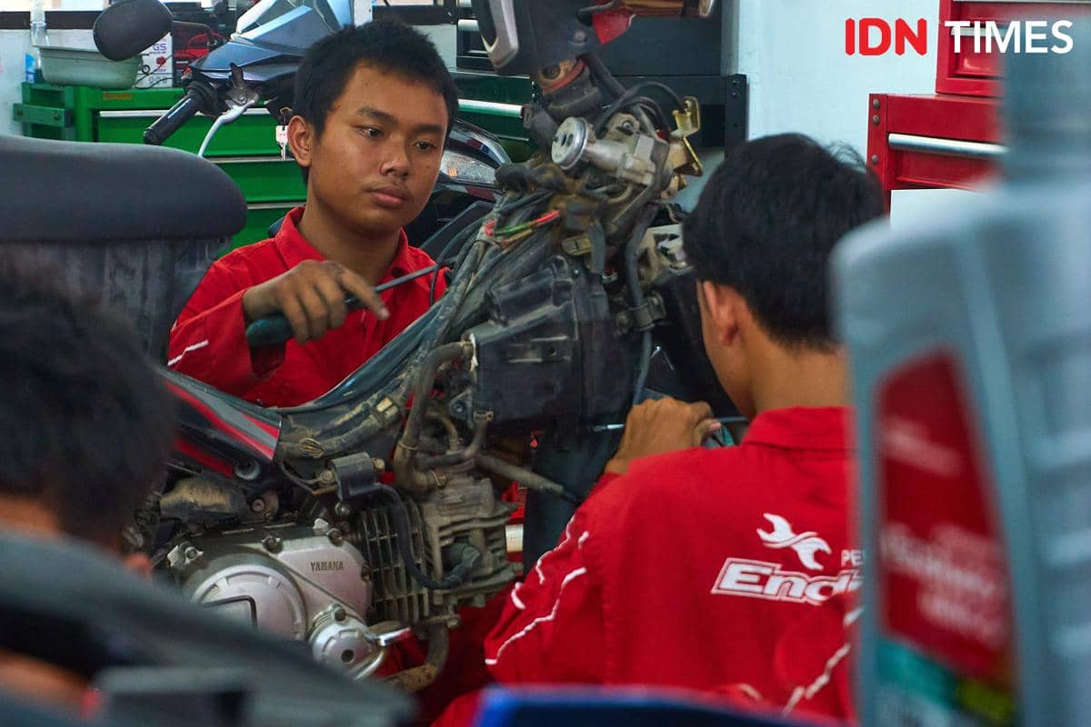 Seorang siswa membongkar komponen blok mesin sepeda motor di bengkel Karya Speed, SMK Harapan Mulya, Kabupaten Kendal, Jawa Tengah, Rabu (16