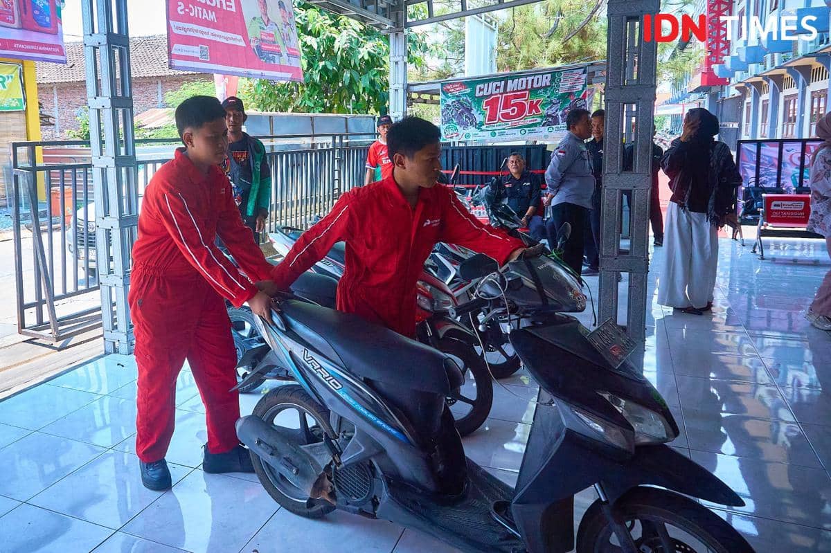 [FOTO] Belajar di Bawah Mesin Orang Lain