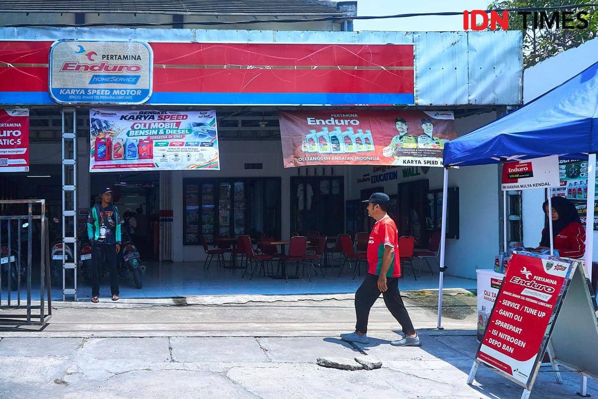Suasana aktivitas perawatan kendaraan di bengkel teaching factory Karya Speed yang berada di lingkungan SMK Harapan Mulya, Kabupaten Kendal,
