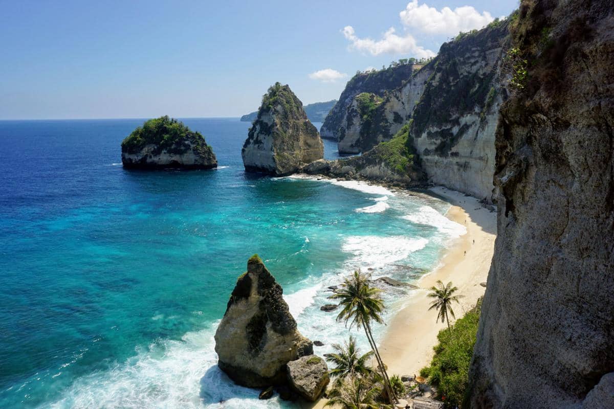 ilustrasi panorama pantai di Bali 