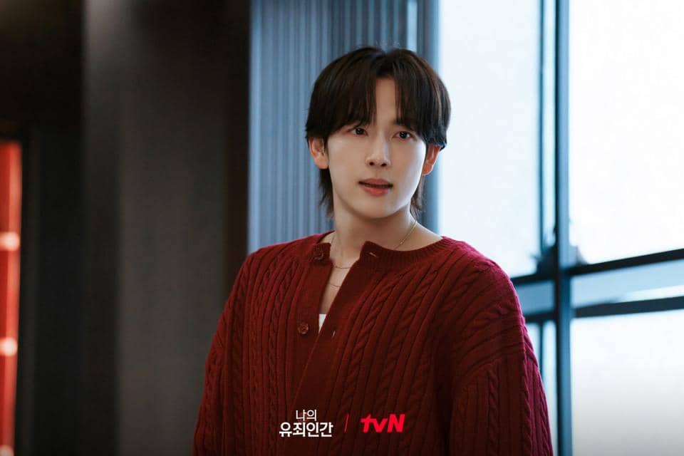 Cuplikan drama Korea Love in Disguise produksi tvN yang memperlihatkan adegan para pemeran dalam serial tersebut.