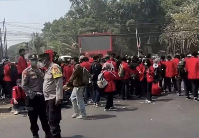 Mahasiswa Unhas menggelar aksi unjuk rasa bertajuk Red Card 2 Tahun Prabowo-Gibran di depan Pintu 1 Unhas, Jalan Perintis Kemerdekaan, Kota 