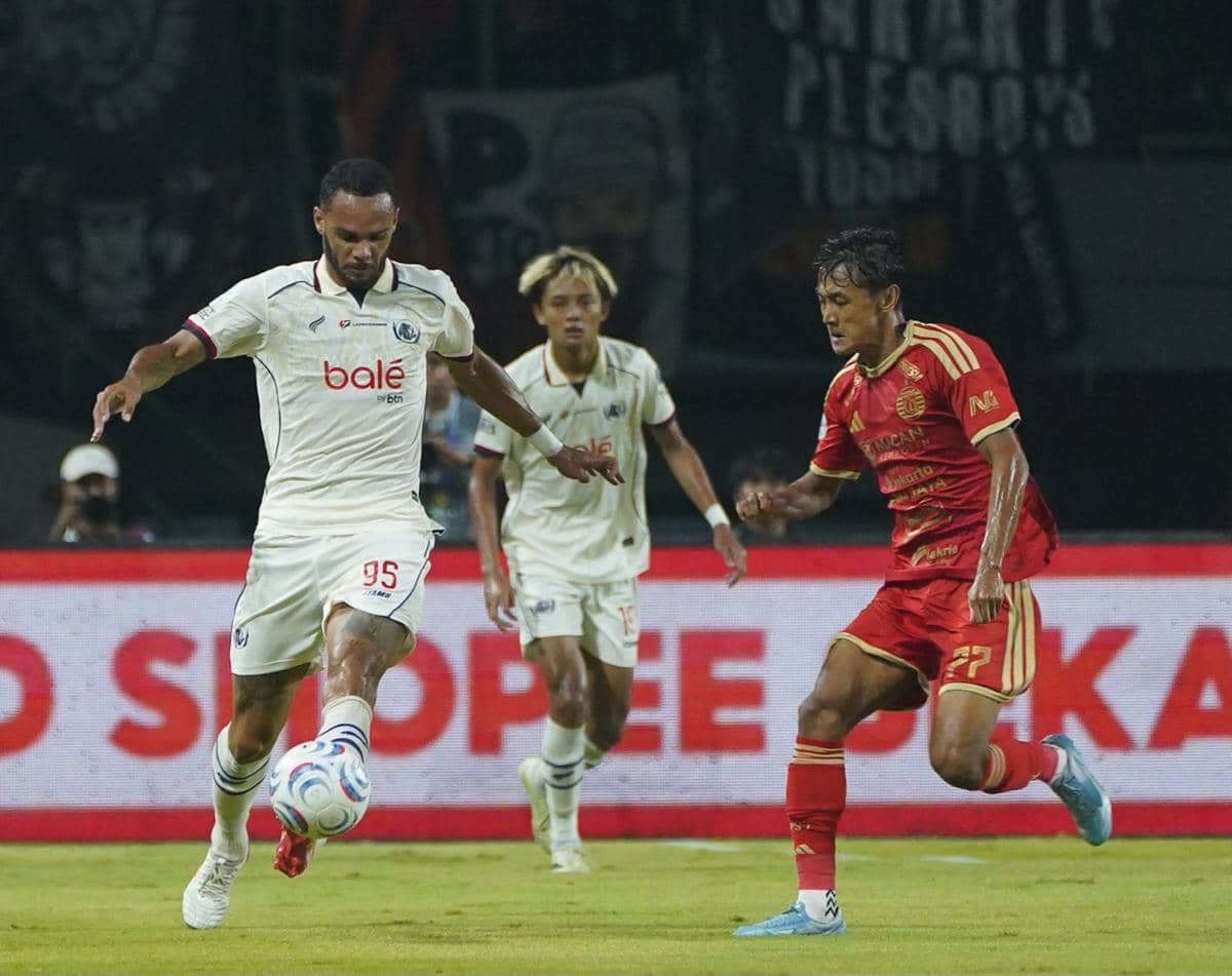 Para pemain Persija Jakarta dan Arema FC bertanding dalam laga sepak bola di Stadion Patriot Candrabhaga.