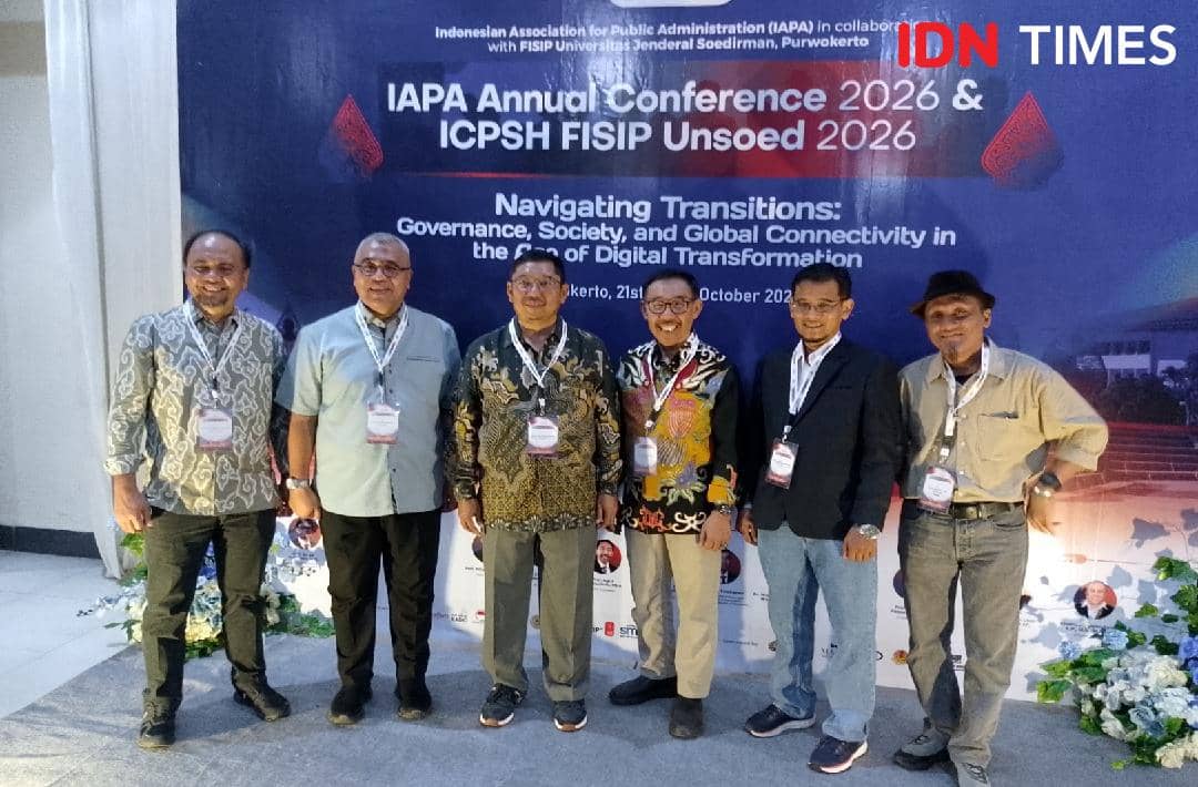 Prof. Dr. Slamet Rosyadi mengenakan batik duduk bersama narasumber lain dalam kegiatan di FISIP Unsoed.