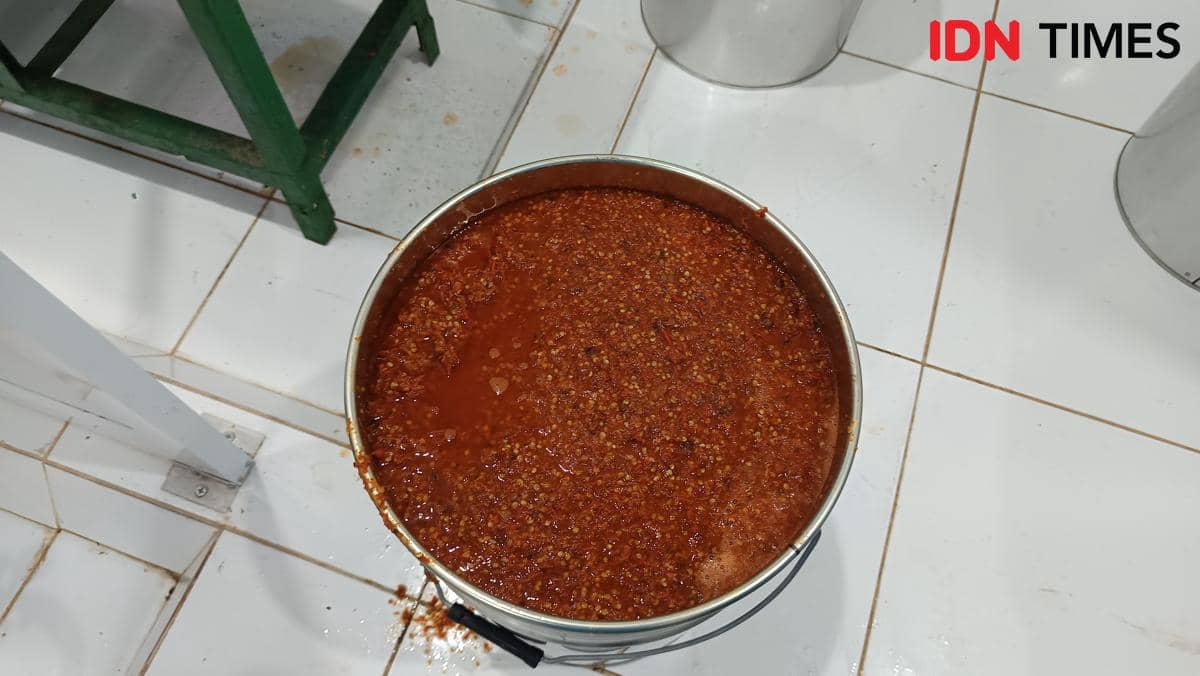 Pekerja memproses sambal botol Simpati Lombok Kuning di area produksi di Jalan Sulawesi, Kota Makassar.