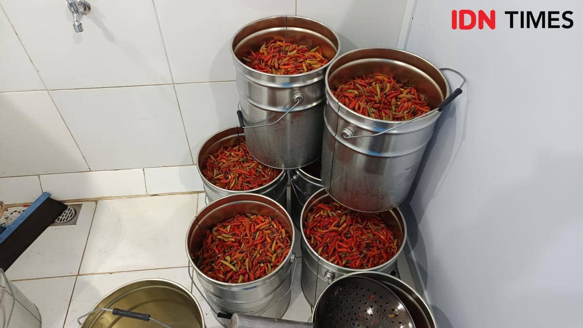 Proses produksi sambal botol Simpati Lombok Kuning di Jalan Sulawesi, Kota Makassar, pada Kamis, 22 Oktober 2026.