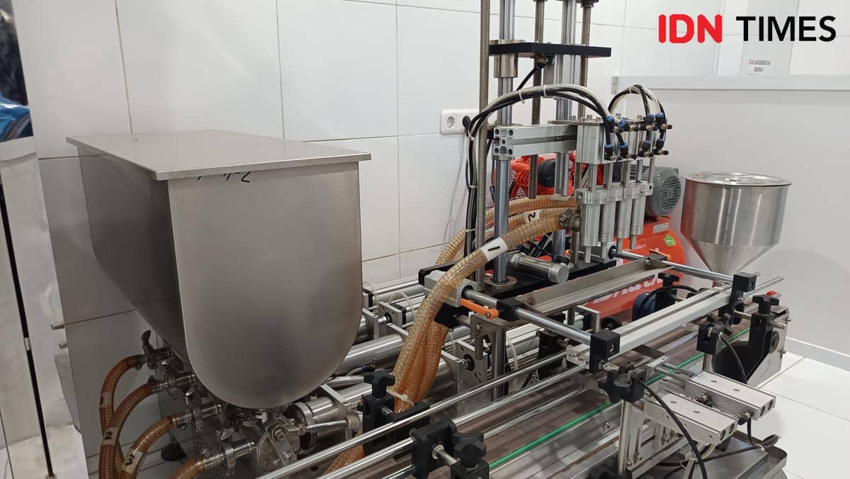 Proses produksi sambal botol Simpati Lombok Kuning di Jalan Sulawesi, Kota Makassar, pada Kamis, 22 Oktober 2026.