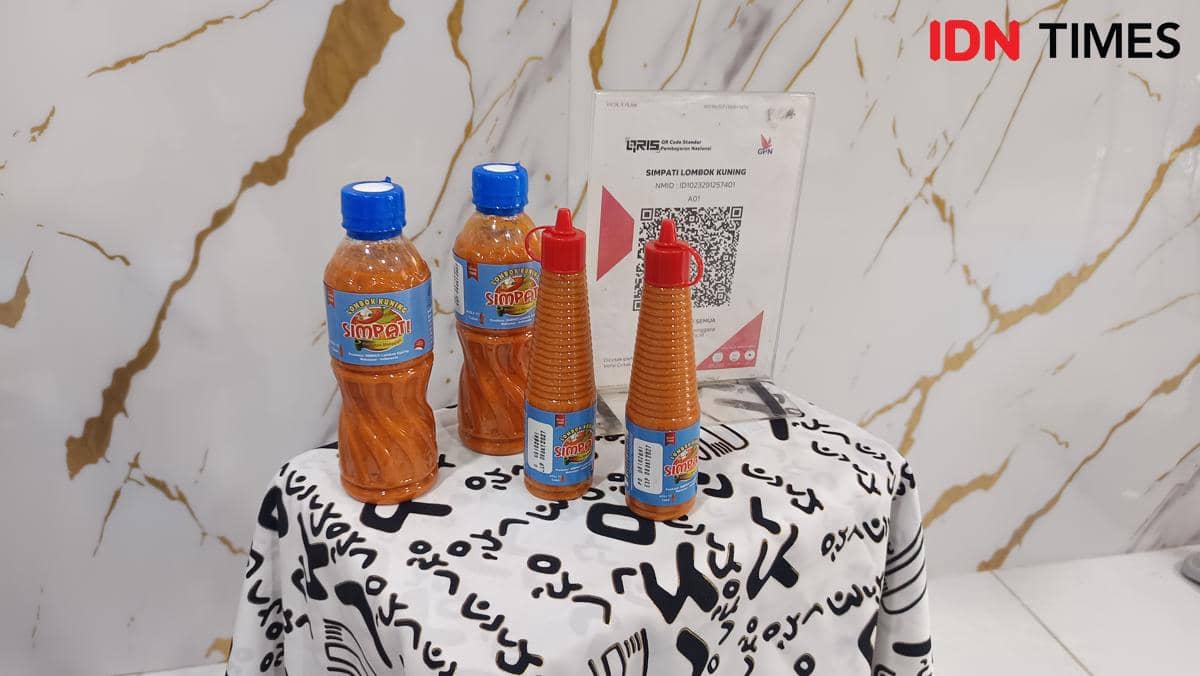 Kemasan produk sambal Simpati Lombok Kuning dipajang di Makassar dengan label merek berwarna kuning cerah.