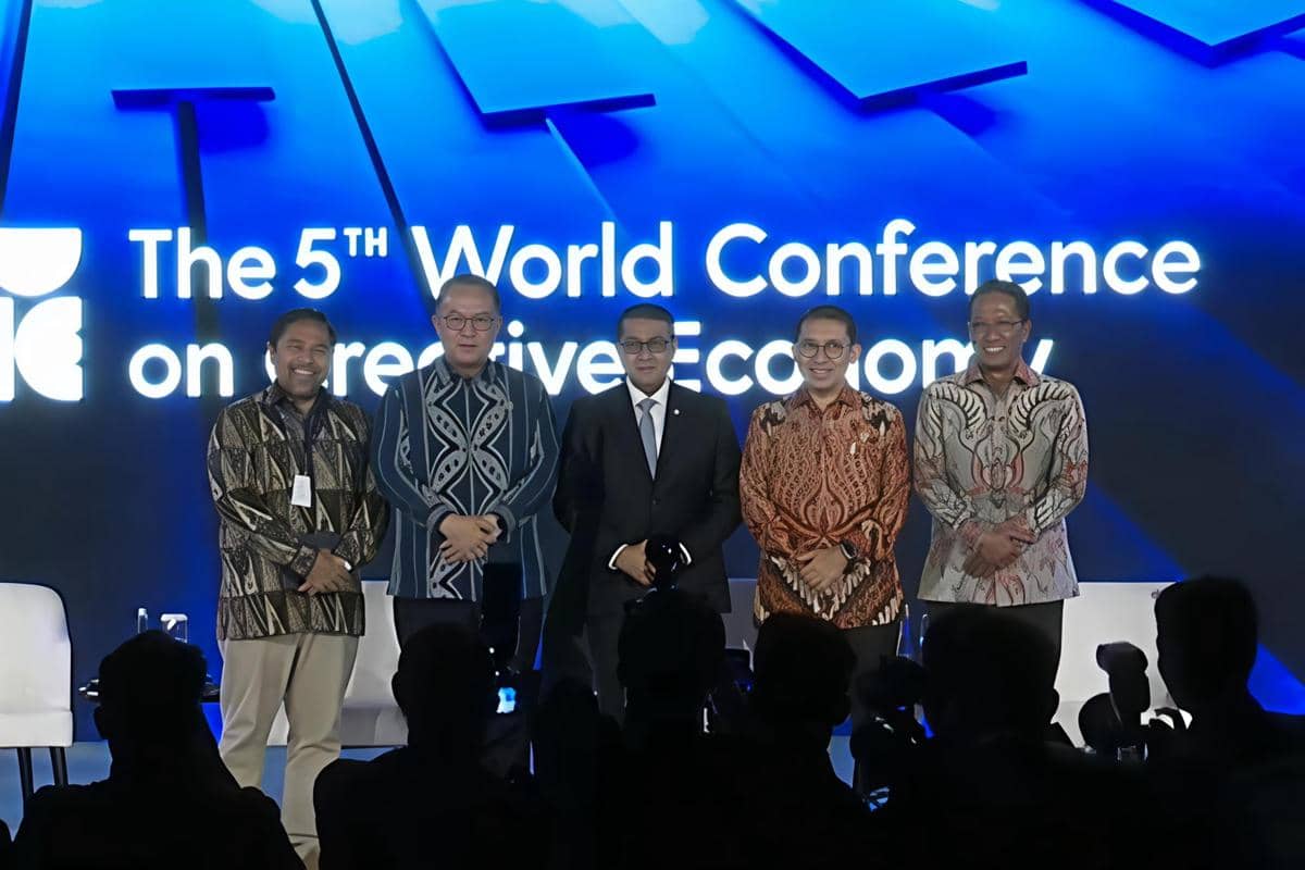 Arif Satria, Supratman Andi Agtas, Fadli Zon, dan Teuku Riefky Harsa berfoto usai diskusi WCCE 2026 di Jakarta.