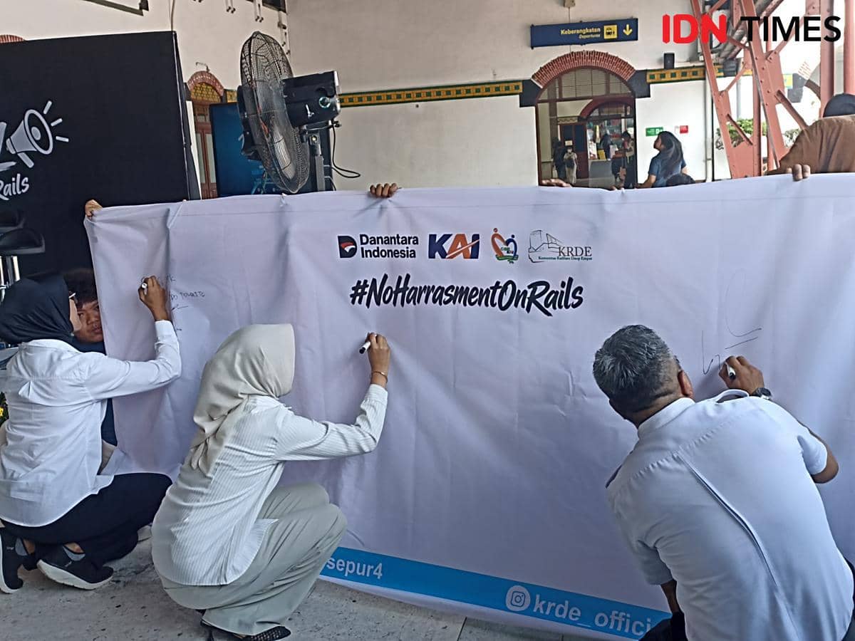 Penandatanganan petisi untuk pemberantasan kekerasan seksual di kereta api dilakukan oleh peserta kegiatan.