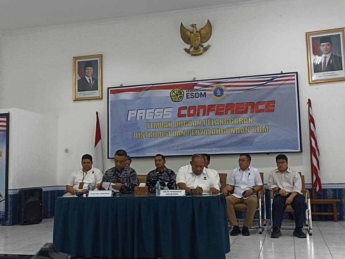 Konferensi pers mengenai pelimpahan berkas perkara solar ilegal, dengan sejumlah pihak hadir di hadapan media.