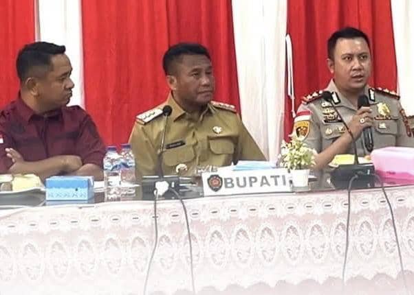 Bupati Rote Ndao Paulus Henuk memimpin rapat bersama sejumlah peserta untuk membahas persoalan antrean BBM.