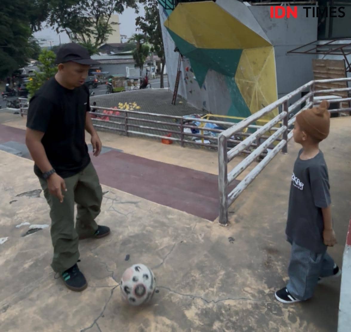 Kisah Abbas, Ayah Sulap Hobi Main Bola Anak Jadi Berkah Viral