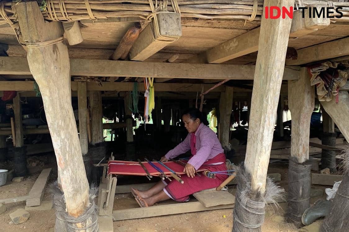 Potret perempuan di Desa Waerebo sedang menenun 