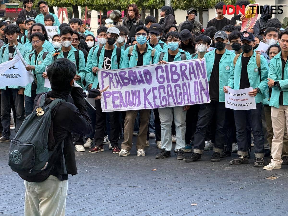 Demo di Solo, Mahasiswa UNS Tuntut Prabowo-Gibran Turun