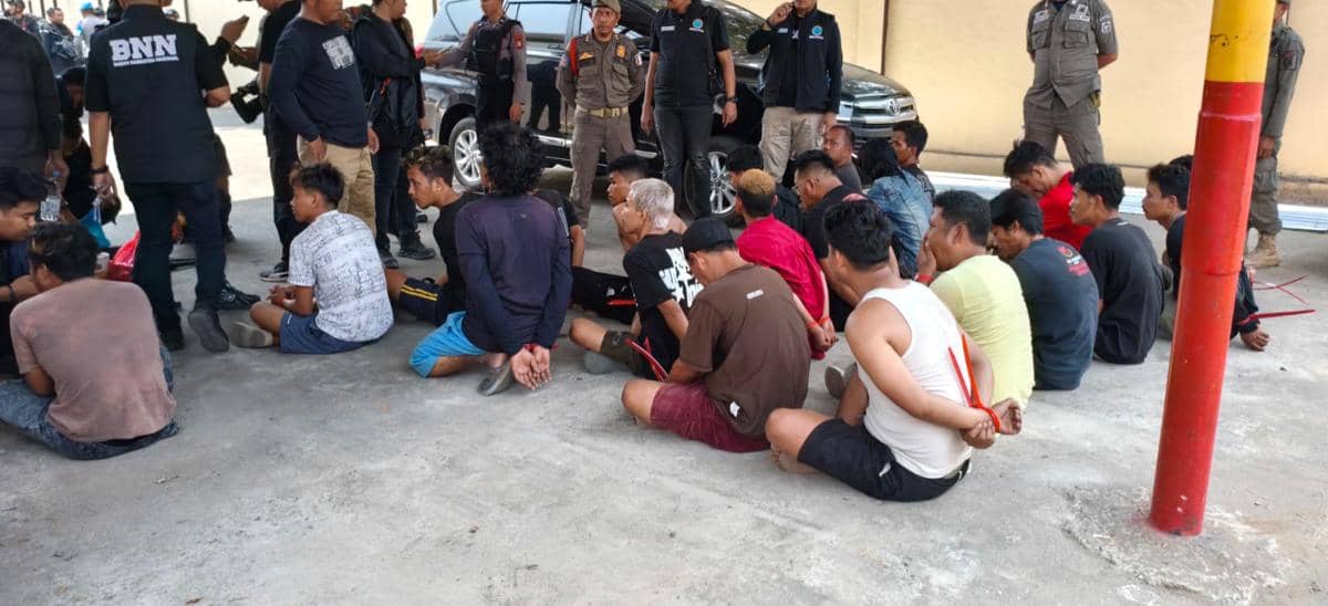 Polisi menangkap 27 orang dalam penggerebekan kawasan yang diduga menjadi kampung narkoba di Dangko, Kecamatan Tamalate, Kota Makassar, Sulawesi Selatan, Kamis (22/10/2026). Istimewa