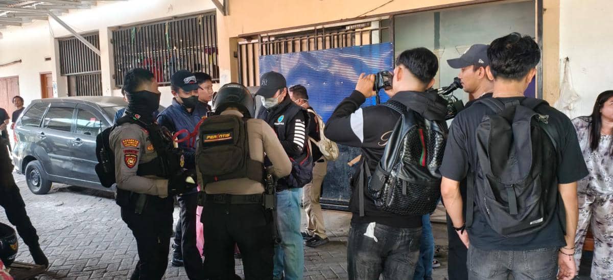 Polisi menggerebek kawasan yang diduga menjadi kampung narkoba di Dangko, Kecamatan Tamalate, Kota Makassar, Sulawesi Selatan, Kamis (22/10/2026). Istimewa