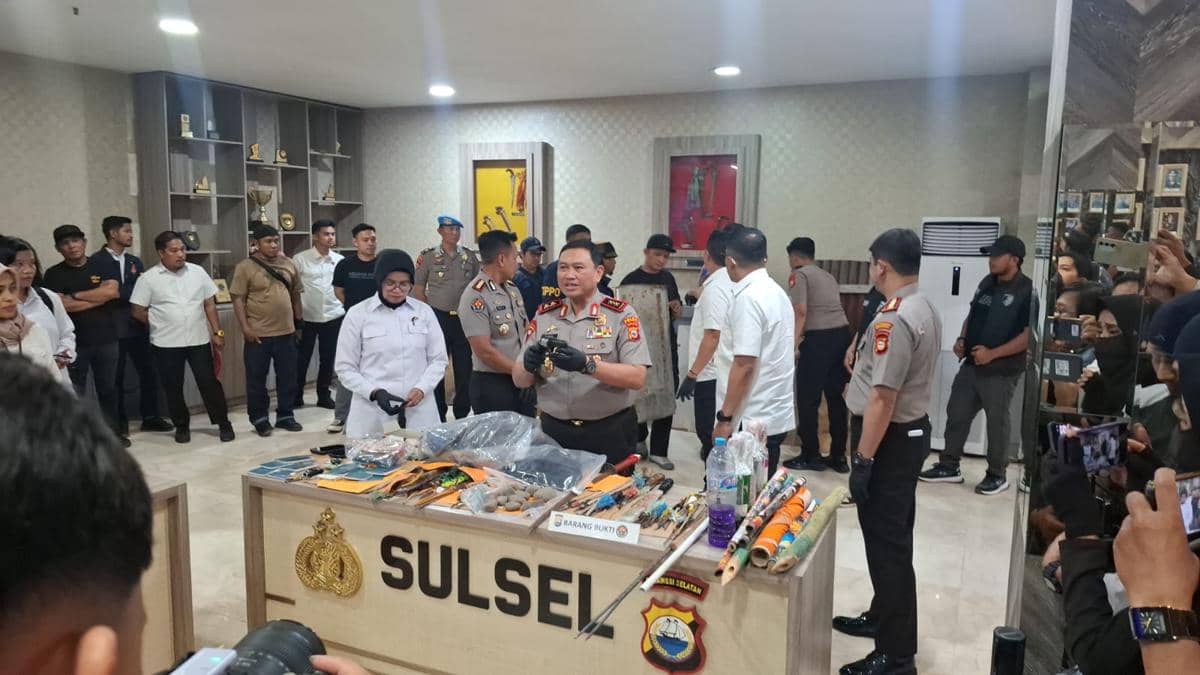 Polisi menyita sejumlah barang bukti dalam penggerebekan kampung narkoba di Dangko, Kecamatan Tamalate, Kota Makassar, Sulawesi Selatan, Kamis (22/10/2026). Istimewa