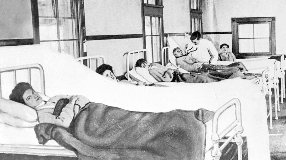 Mary Mallon berbaring di ranjang rumah sakit dekat kamera saat menjalani karantina paksa sebagai pembawa bakteri tifoid.