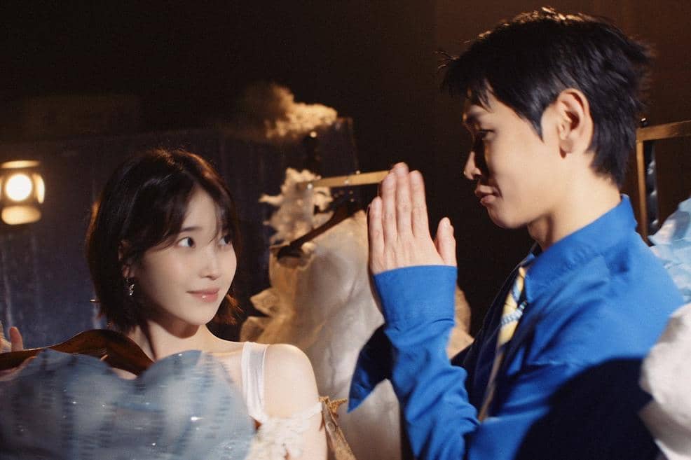 Lirik Lagu seesaw - Crush feat. IU, Uniknya Perasaan Jatuh Cinta