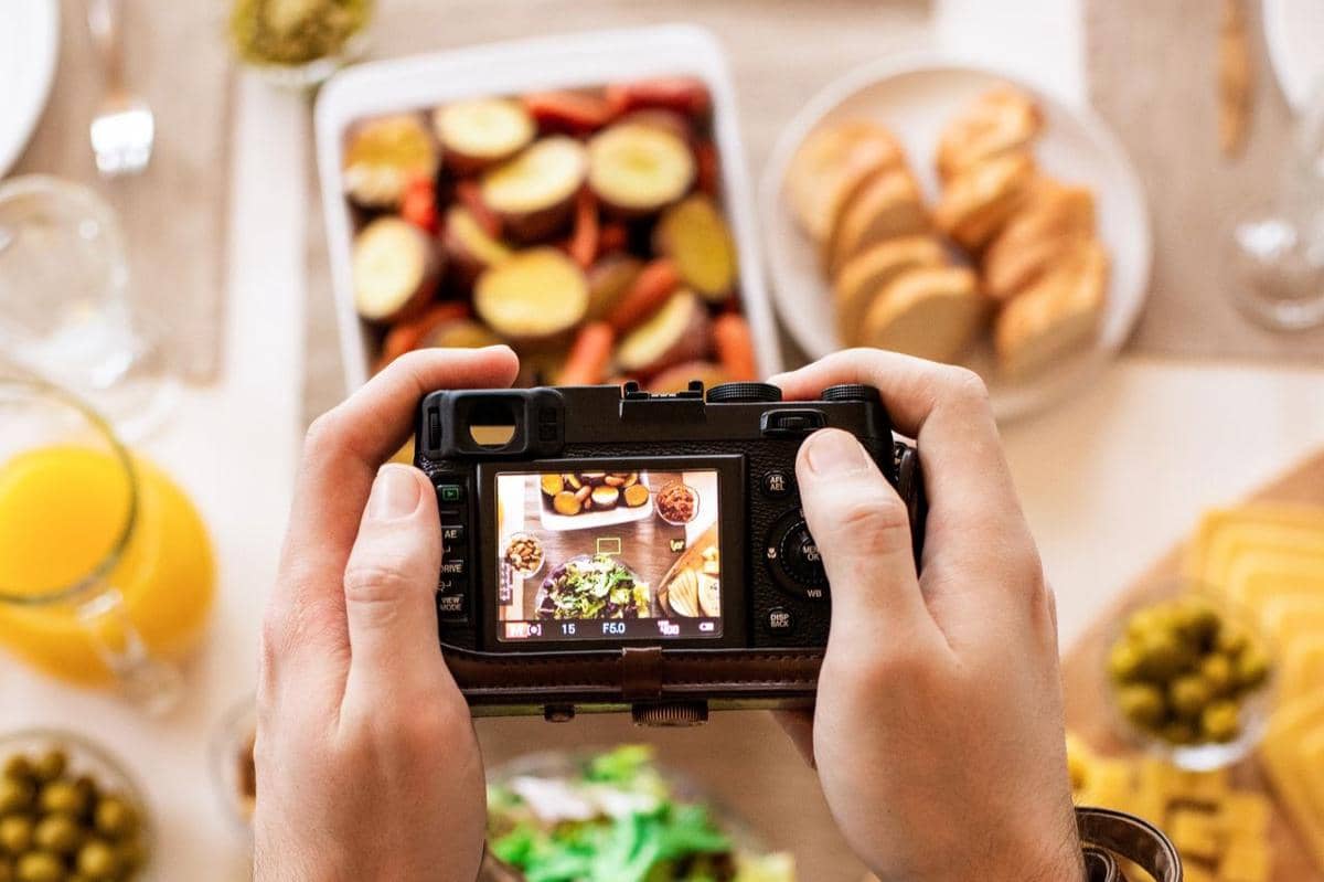ilustrasi mengambil foto makanan untuk bahan iklan