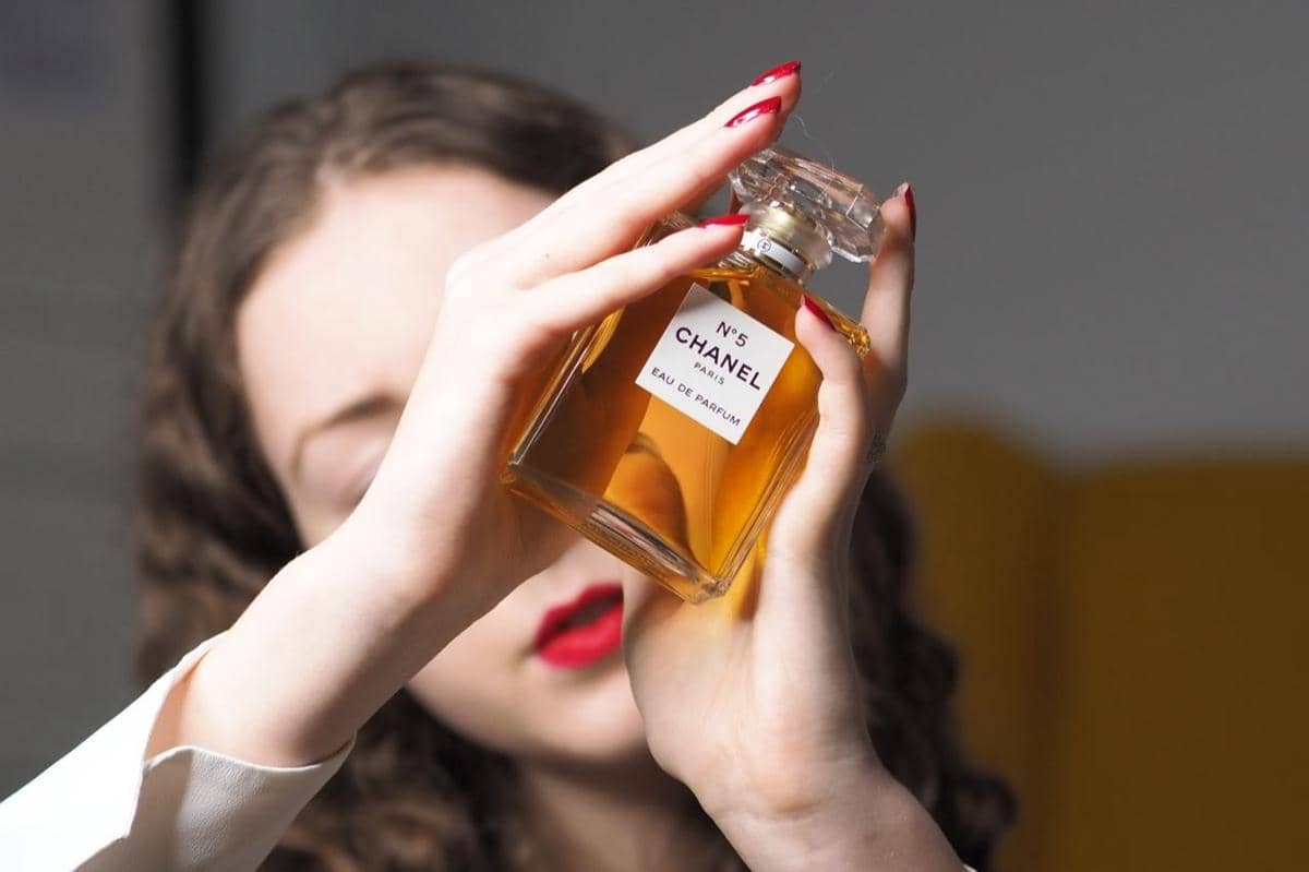 ilustrasi iklam parfum