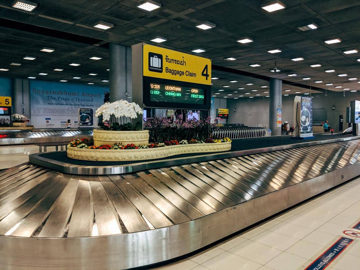 ilustrasi tempat pengambilan bagasi di bandara 