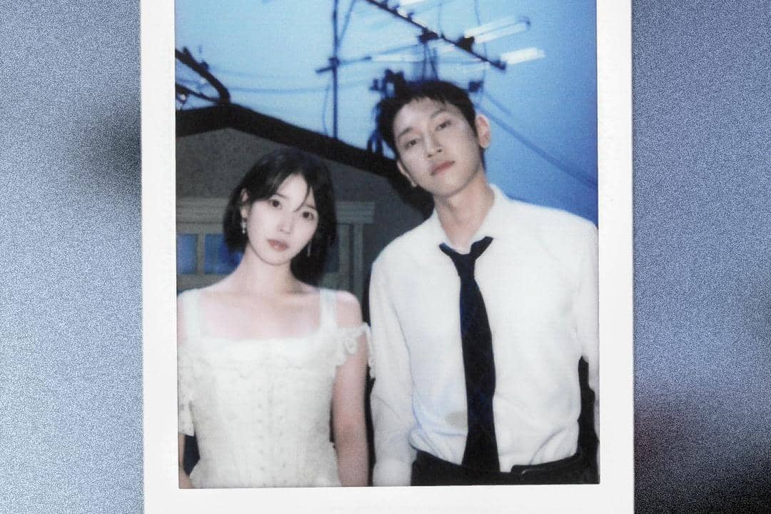 Penyanyi Korea Crush dan IU dalam unggahan Instagram @crush9244 yang berkaitan dengan lagu “Seesaw”.