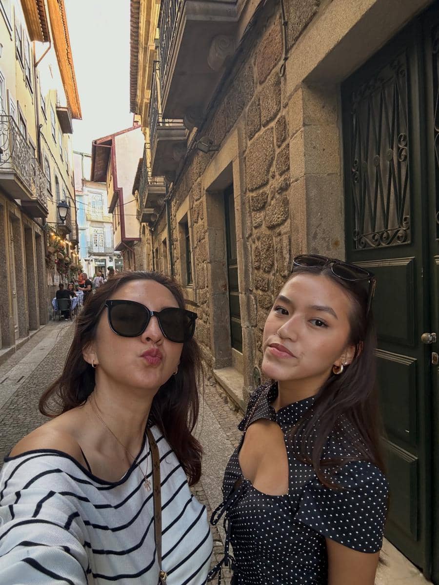 Donna Agnesia dan Sabrina jalan-jalan di Kota Guimaraes