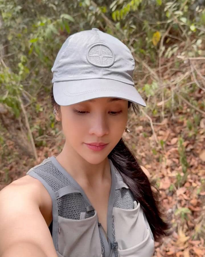 Anya Geraldine hiking di Gunung Berapi Kuno Nglanggeran