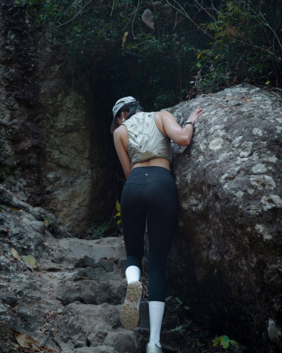 Anya Geraldine hiking di Gunung Berapi Kuno Nglanggeran