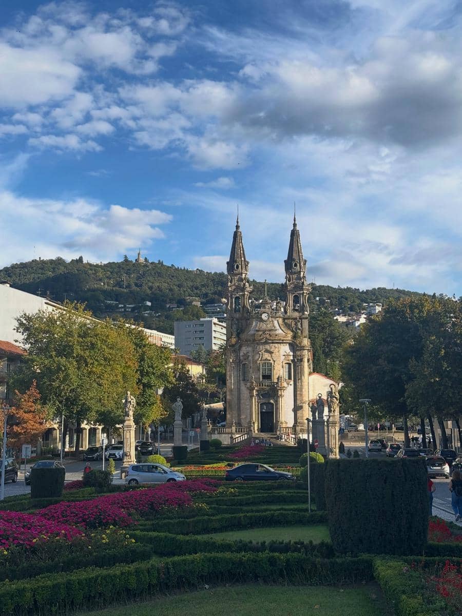 Donna Agnesia dan Sabrina jalan-jalan di Kota Guimaraes