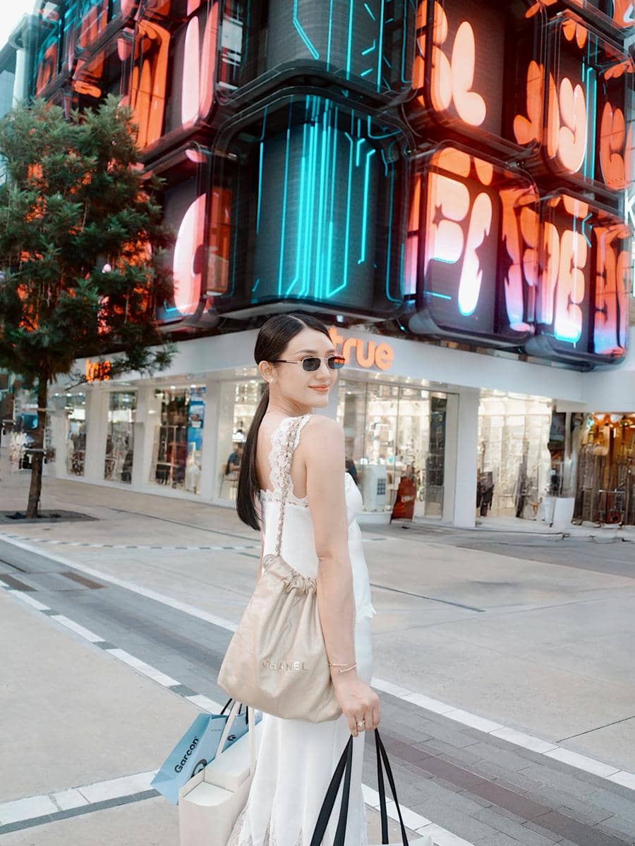 Anissa Aziza dan sahabat shopping di Bangkok