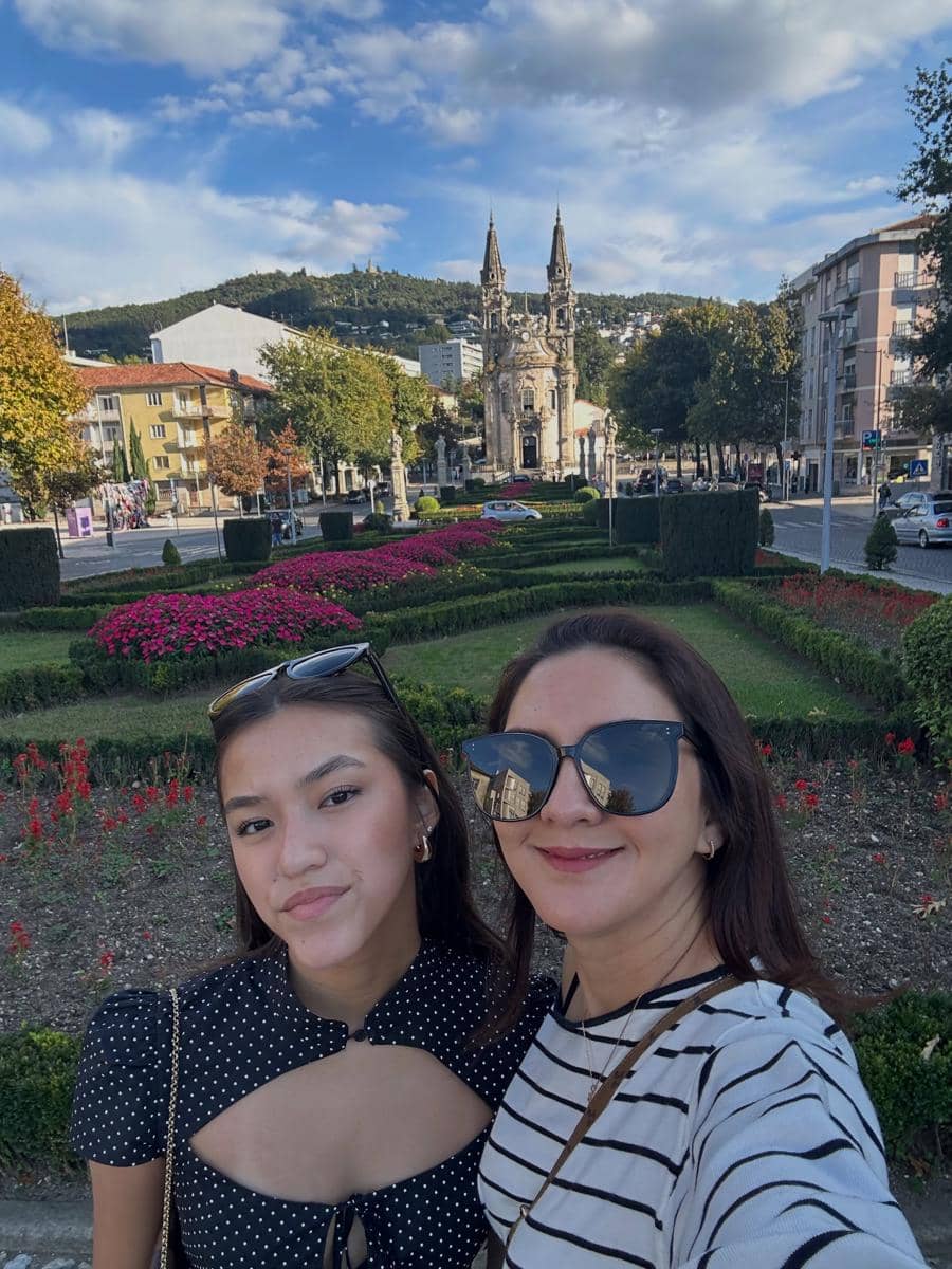 Donna Agnesia dan Sabrina jalan-jalan di Kota Guimaraes