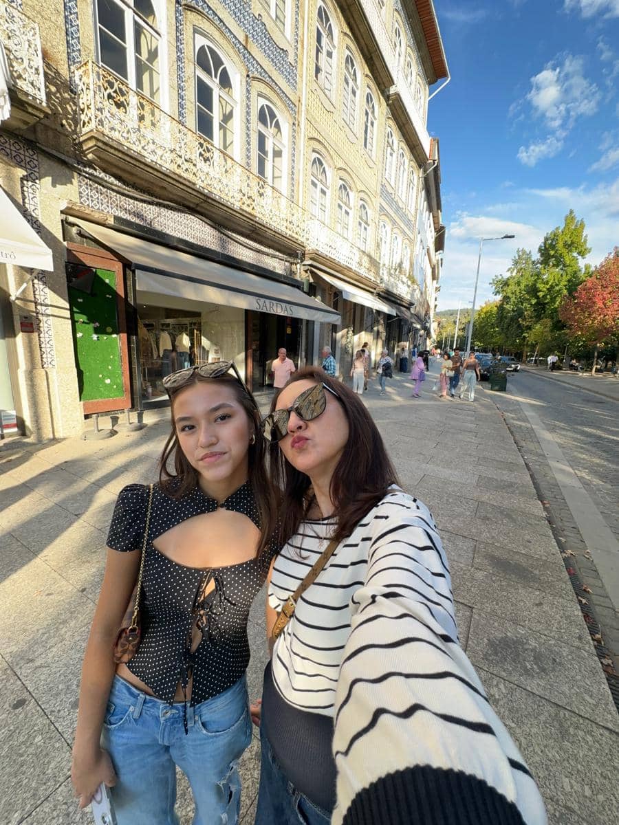 Donna Agnesia dan Sabrina jalan-jalan di Kota Guimaraes