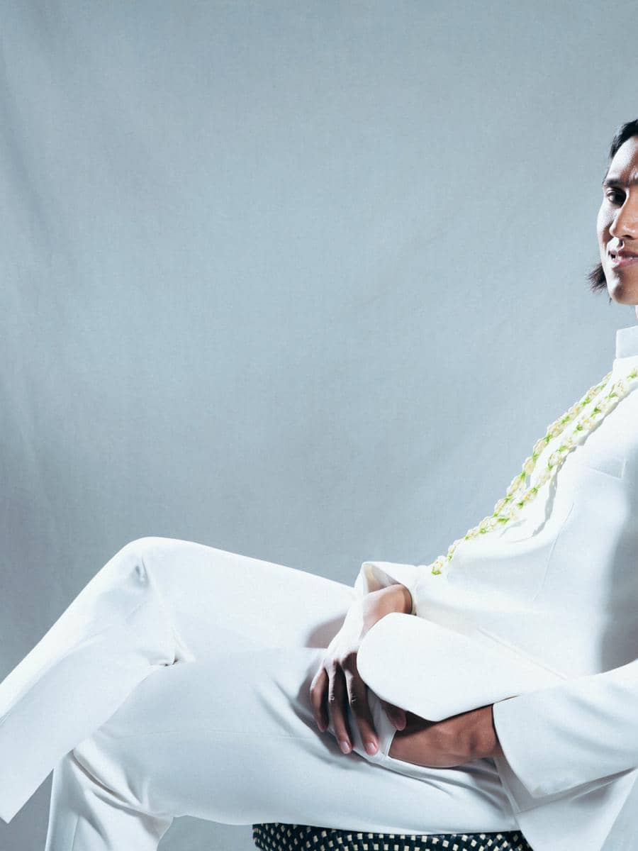Hana Malasan dan Sean Gelael menjalani sesi prewedding bernuansa kasual di dalam swalayan dengan keranjang belanja.