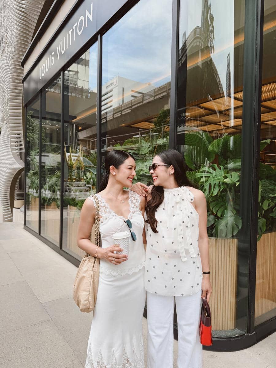 Anissa Aziza dan sahabat shopping di Bangkok