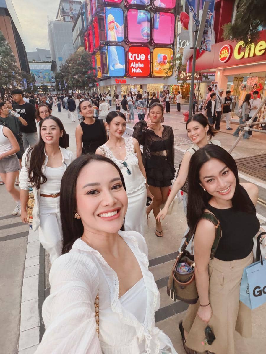 Anissa Aziza dan sahabat shopping di Bangkok
