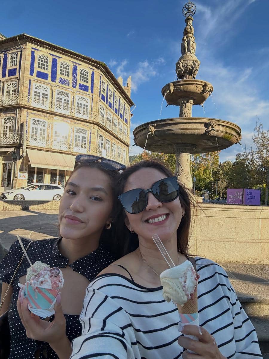 Donna Agnesia dan Sabrina jalan-jalan di Kota Guimaraes