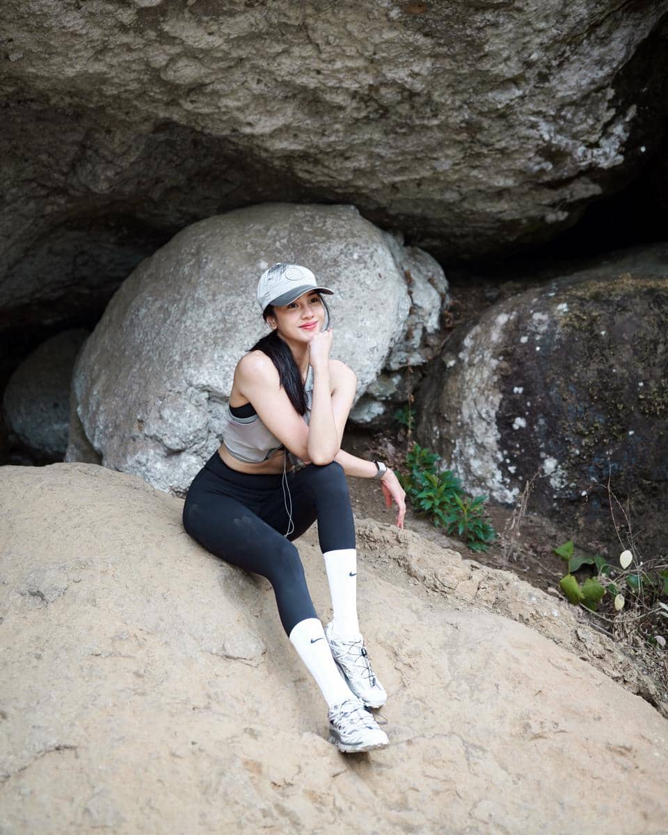 Anya Geraldine hiking di Gunung Berapi Kuno Nglanggeran